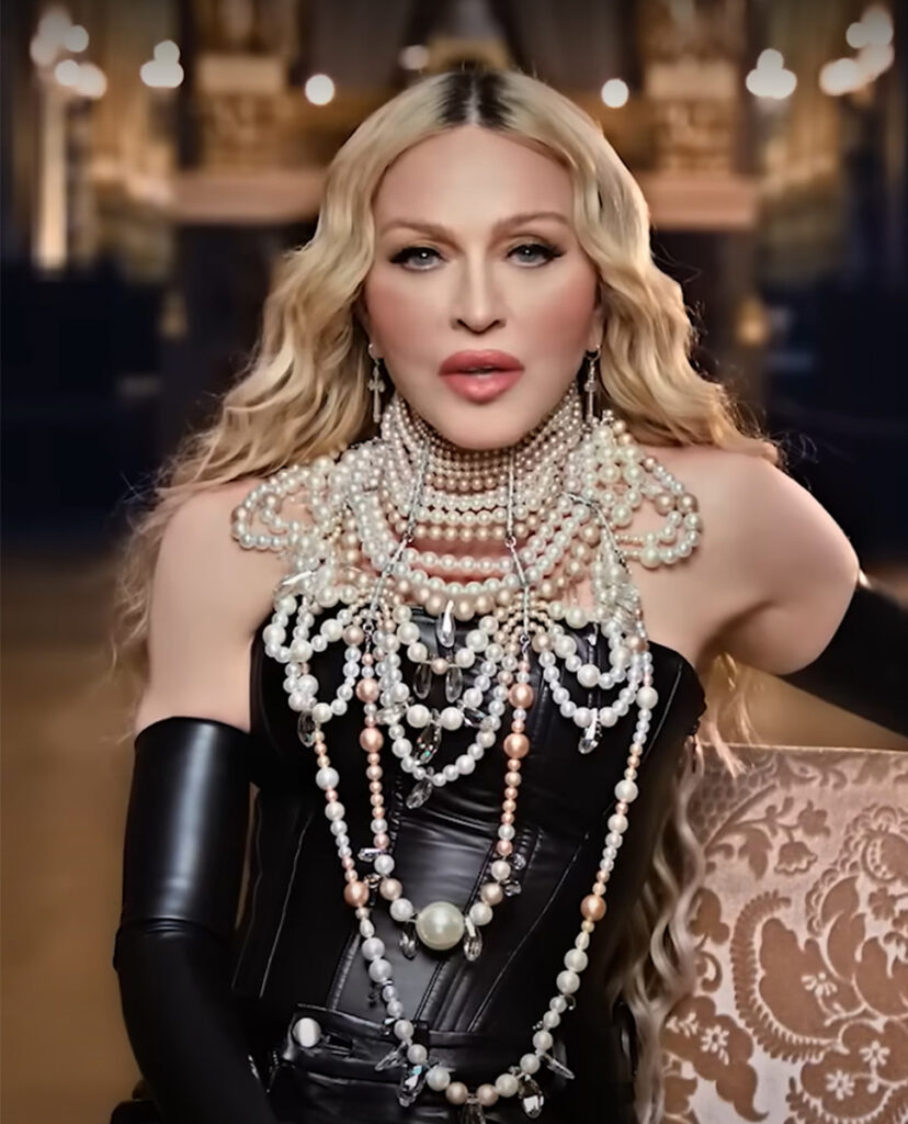 Madonna porte un collier en perles et cristaux de On Aura Tout Vu