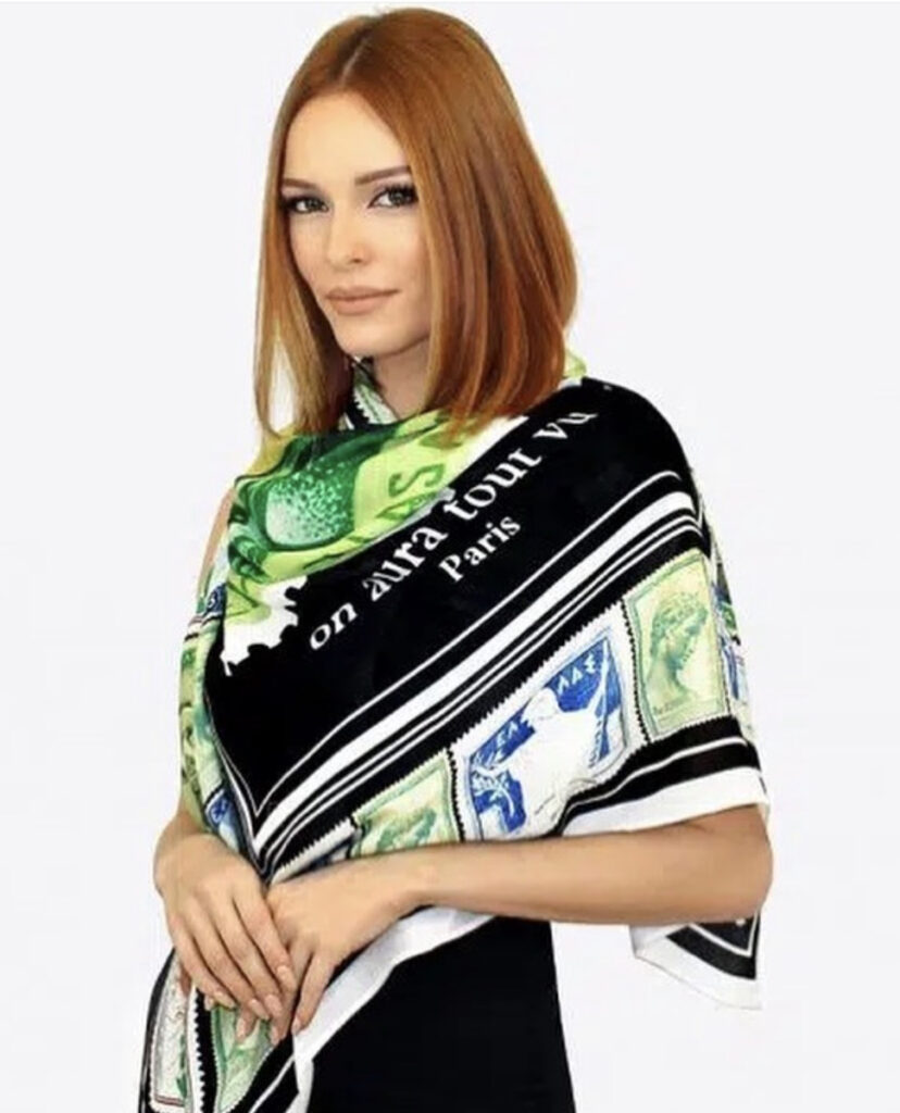 La reine de beauté française Miss France Maëva Coucke porte une echarpe de la collection Cyclades de On Aura Tout Vu