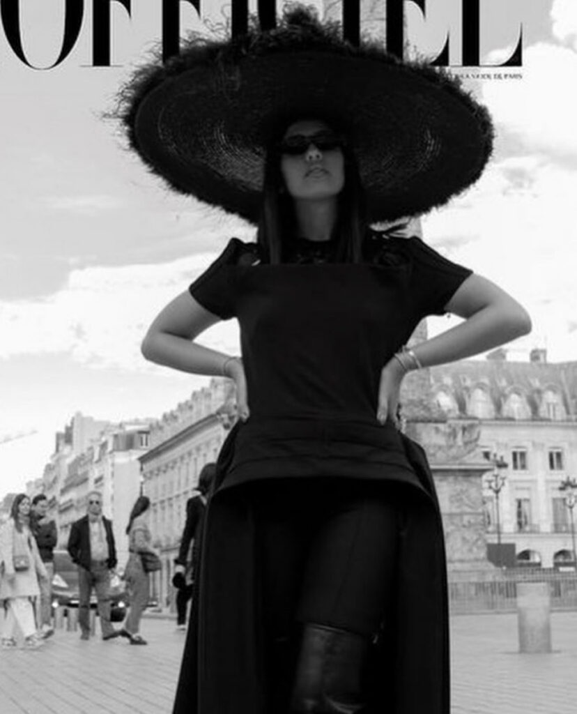La chanteuse marocaine Manal Benchlikha porte une robe noire de la collection Light and shadow de On Aura Tout Vu pour le magazine L'Officiel