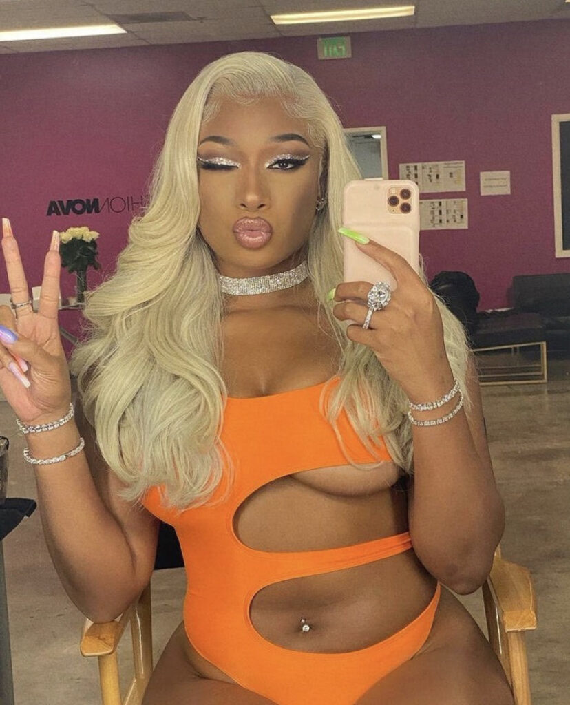 La rappeuse américaine porte des bagues de la collection Heritage de On Aura Tout Vu lors de sa tourne