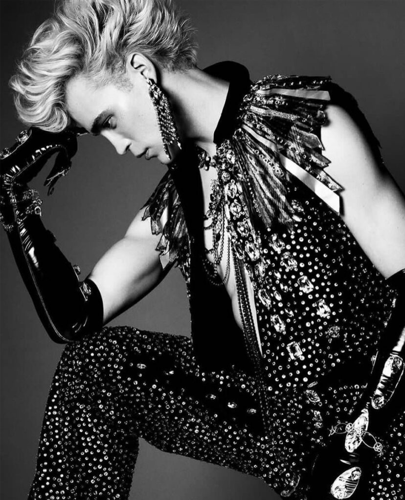 Le pianiste américain Micah McLaurin porte une combinaison couture de la collection Sunlight Power de On Aura Tout Vu