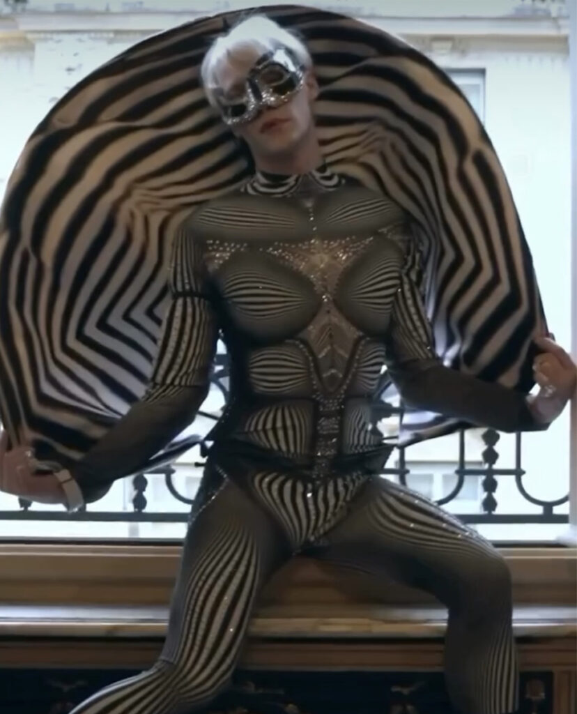 Le pianiste américain MICHAH McLAURIN porte une combinaison haute couture de la collection "Illusions" de la maison de couture On Aura Tout Vu.