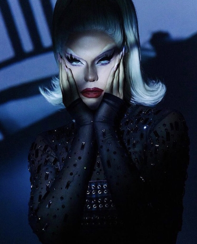 La drag queen française Nicky Doll porte un bodisuit de la collection Under My Skin de On Aura Tout Vu