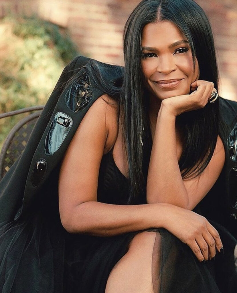 L'actrice américaine Nia Long porte une veste noir couture de la collection Superheroes de On Aura Tout Vu