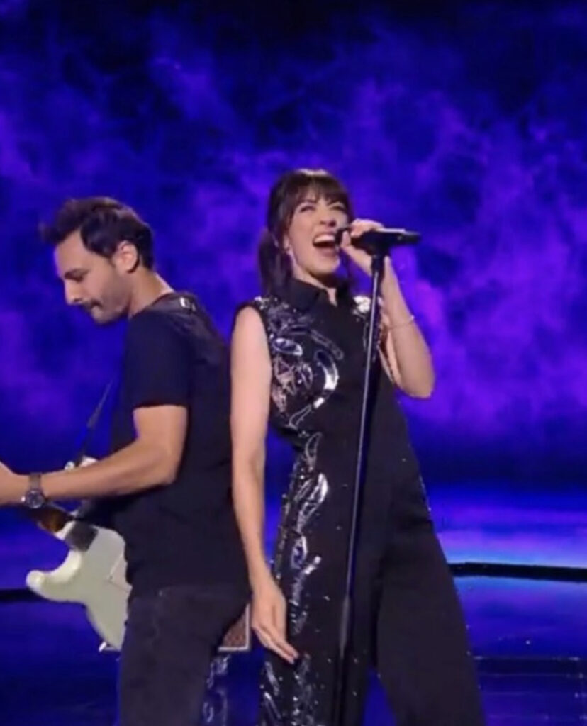 l'auteure-compositrice-interprète française Nolwenn Leroy porte une combinaison noir brodée argent dans The Voice sut TF1