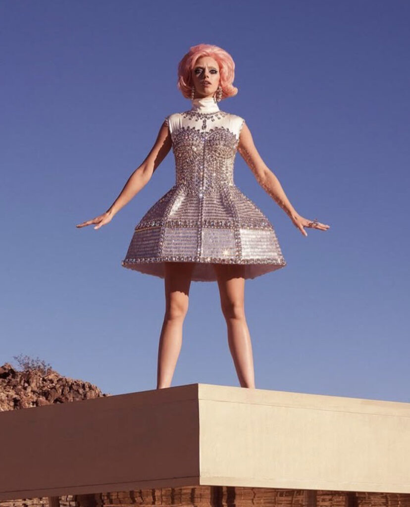 l'actrice et musicien américain Pyper America Whitworth porte une robe couture de la collection Sunlight Power de On Aura Tout vu