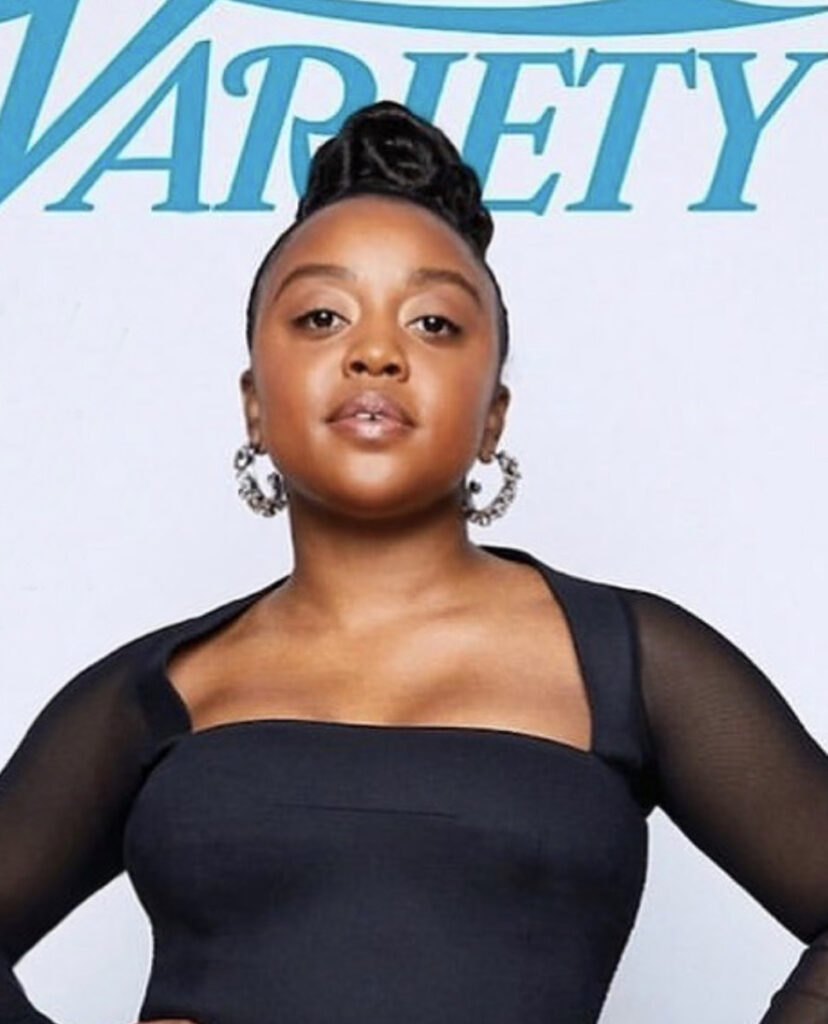 L'écrivaine et productrice américaine Quinta Brunson porte des boucles d'oreilles de la collection "Heritage" de On Aura Tout Vu pour Variety magazine