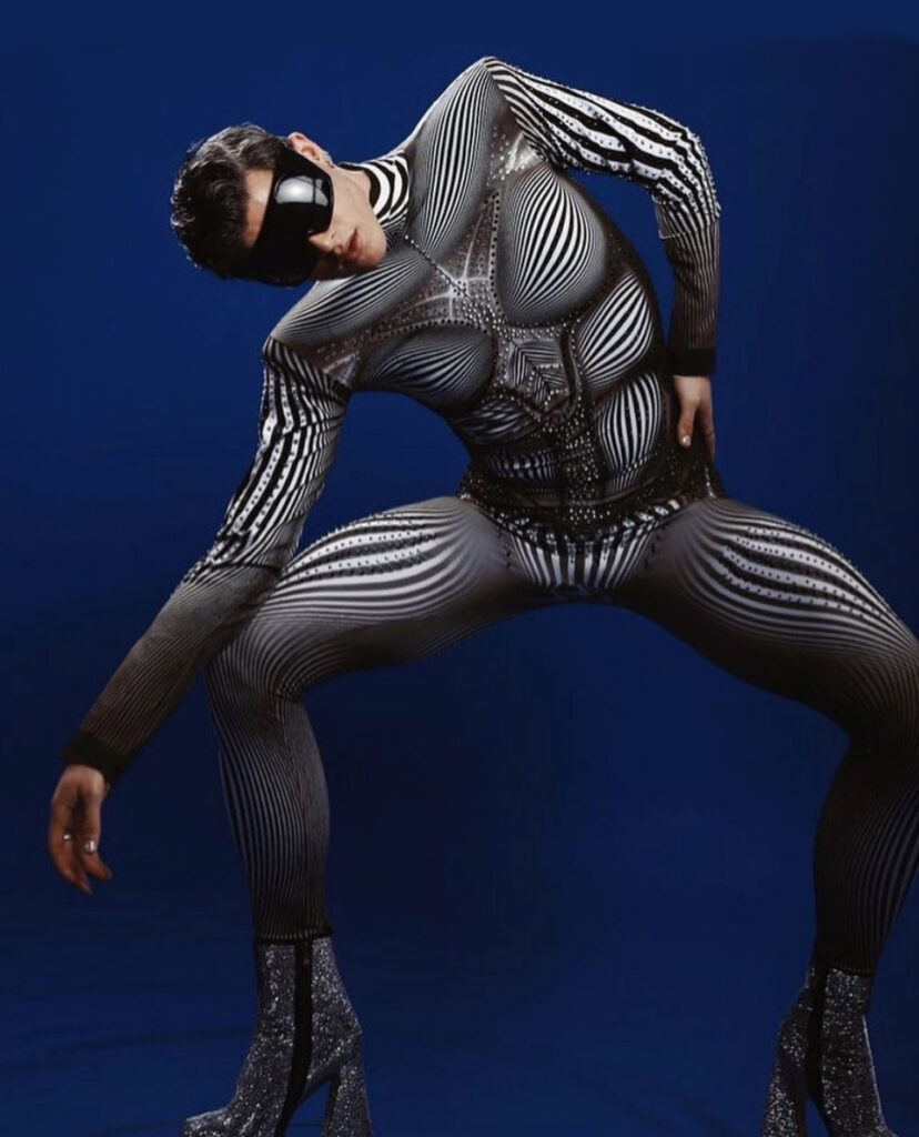 Mannequin et danseur français Raphaël Say porte une combinaison couture de la collection Illusion de On Aura Tout Vu