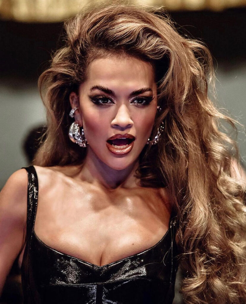 Rita Ora porte des boucles d'oreilles de la collection "Heritage" de On Aura Tout Vu