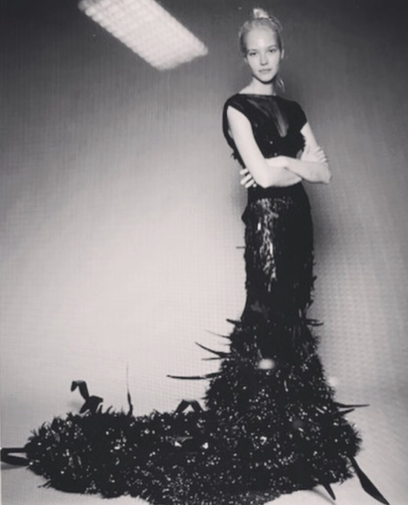 L'actrice Sasha Luss porte une robe noire couture On Aura Tout Vu pour le film Anna de Luc Besson