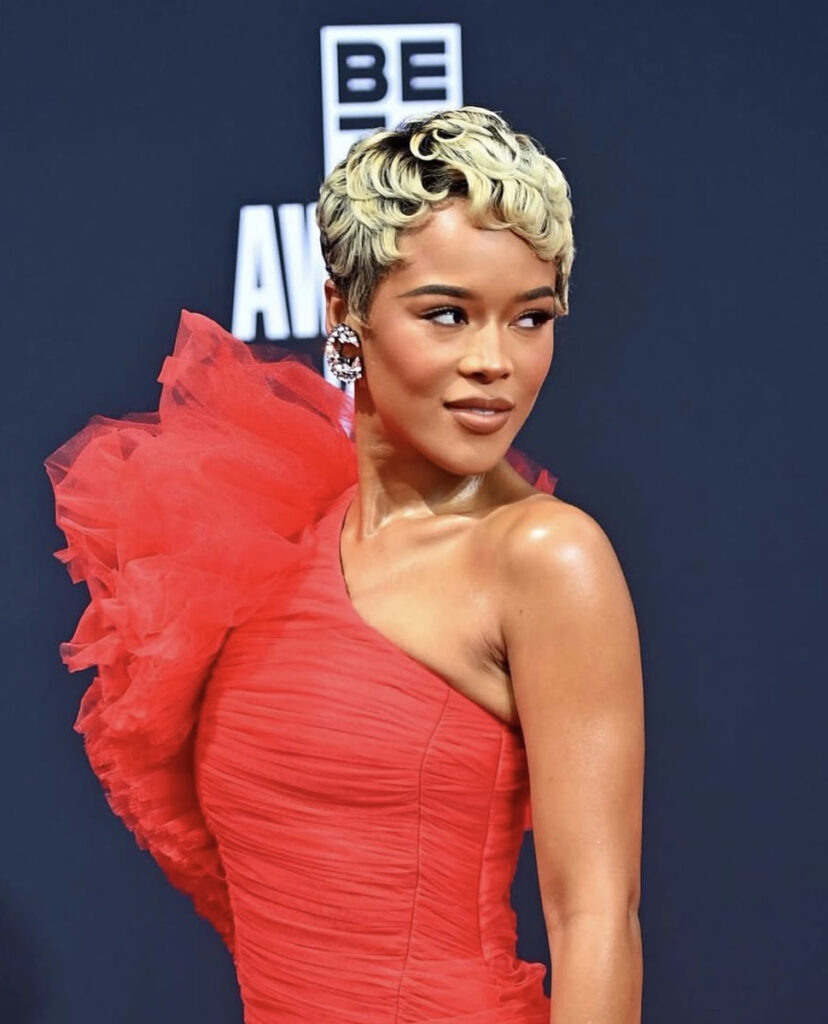 L'actrice américaine Serayah McNeill porte des boucles doreilles de la collection Heritage par on Aura tout Vu