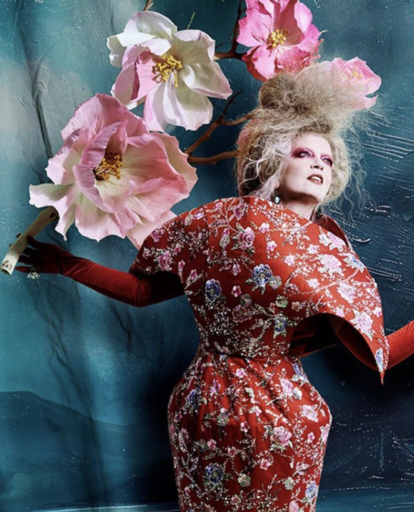 La chanteuse écossaise et musicienne, leader du groupe Garbage Shirley Manson porte une bague en cristaux de la collection Héritage de la Maison de couture On Aura Tout Vu Photos fons bleu fleurs et tonalites rouge .