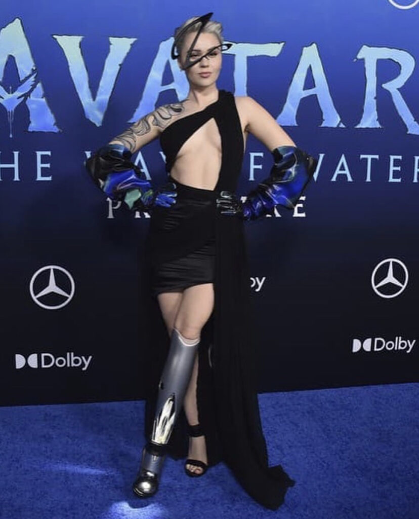 L'auteure-compositrice-interprète et chanteuse britannique Victoria Modesta porte une robe couture de la maison On Aura Tout Vu a la première de Avatar.