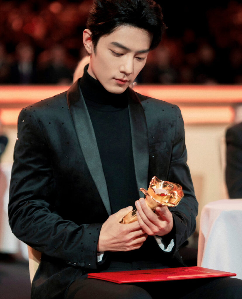 Xiao Zhan porte une veste Haute Couture noir en velours de On Aura tout Vu