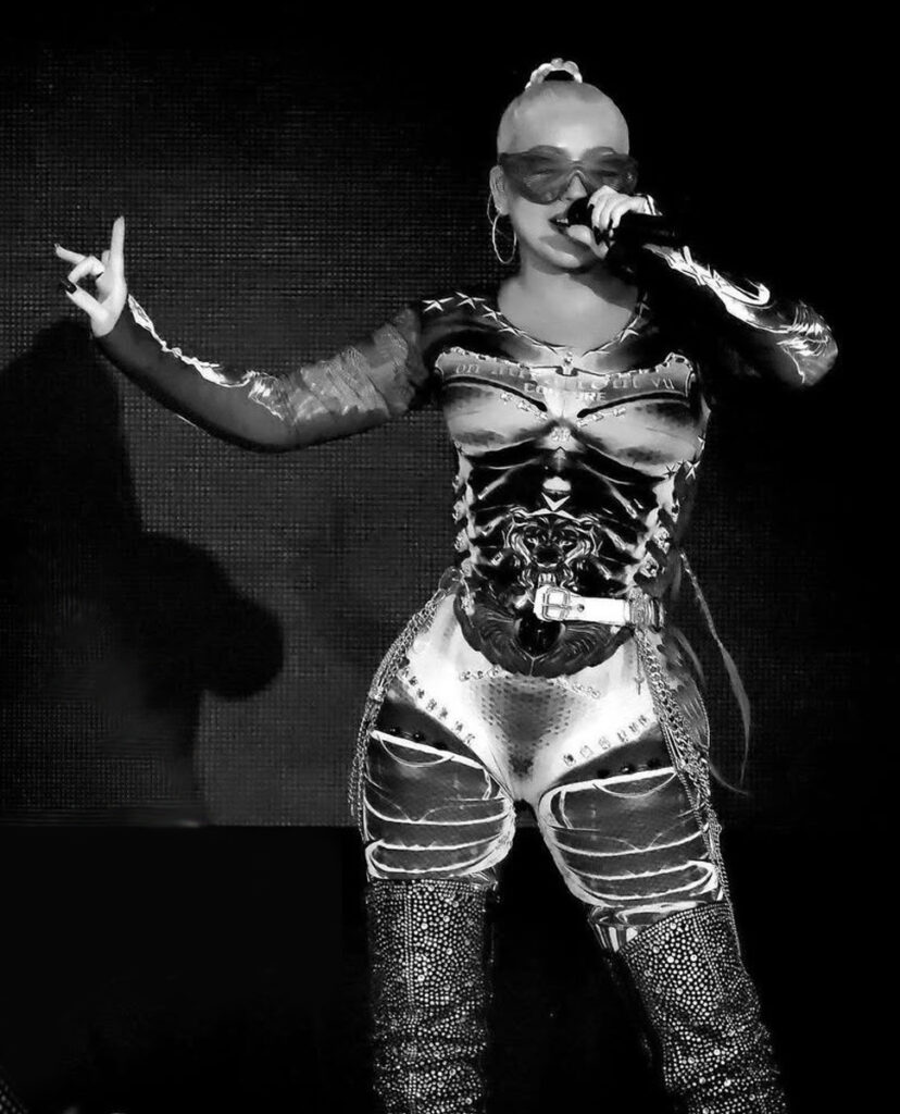 L'auteure-compositrice-interprète et femme d'affaires américaine Christina Aguilera porte une combinaison couture de la collection Superheroes de la maison de couture On Aura Tout Vu lors de son concert