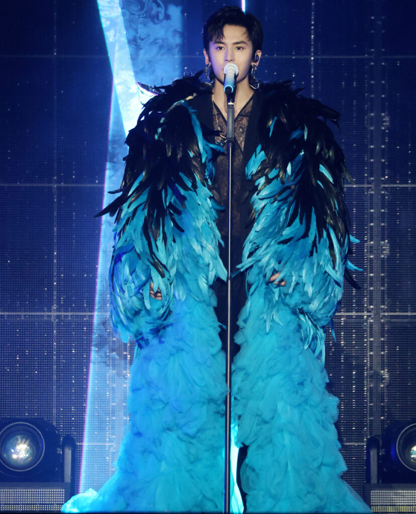 l'acteur et chanteur Zhang Zhehan porte un manteaux bleu de la collection "DesEquilibrium" de On Aura Tout Vu lors de son concert en Chine