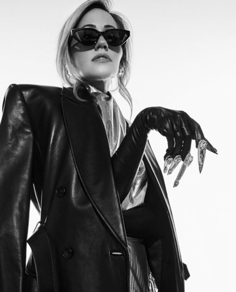 Actrice américaine Zibby Allen porte des gant noirs couture par On Aura Tout Vu