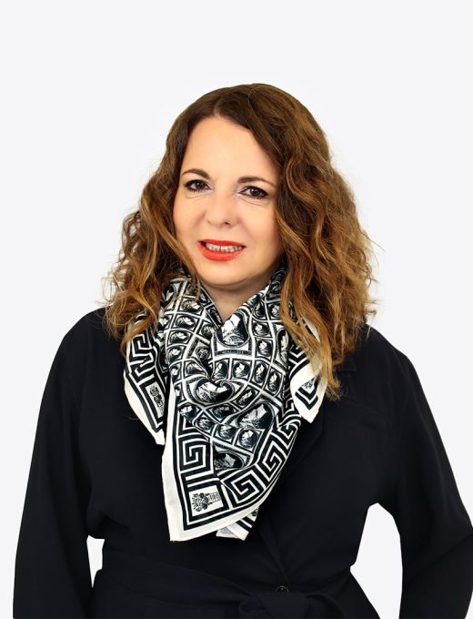 ditta_square_scarf_black_cams_onauratoutvu_worn_by_woman (1)