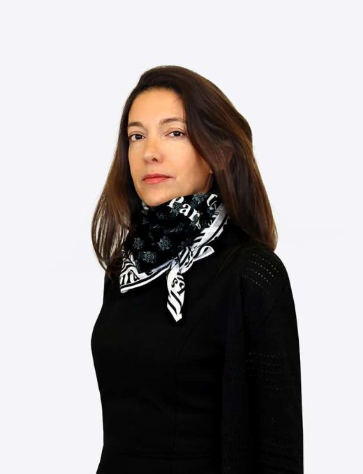 dorio_square_scarf_black_white_logomania_onauratoutvu_worn_by_woman (1)